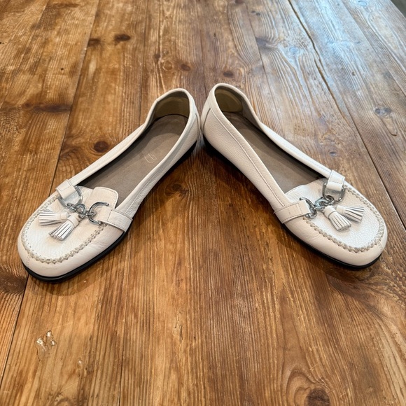Aerosoles Super Soft White Leather Loafers Tassels &‎ Chain Women’s 9.5 EUC - Picture 3 of 8